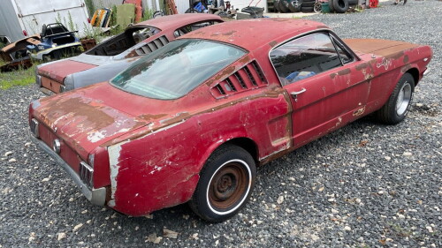 Mustang-Fastback-1965-a-restaurer-02.jpg