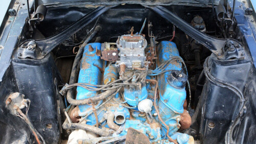Affichant un peu plus de 94 000 miles au compteur, cette Mustang à code C a été achetée neuve chez un concessionnaire Ford à Oxford, Mississippi. Elle est équipée d'un moteur 289 ci couplé à une transmission automatique. C'est l'une des 12 600 voitures qui ont été équipées de cette combinaison moteur/transmission en usine. Ce qui la rend plus rare, cependant, c'est sa teinte Highland Green. Il s'agirait de l'un des 85 exemplaires de cette combinaison de peinture et de garniture.