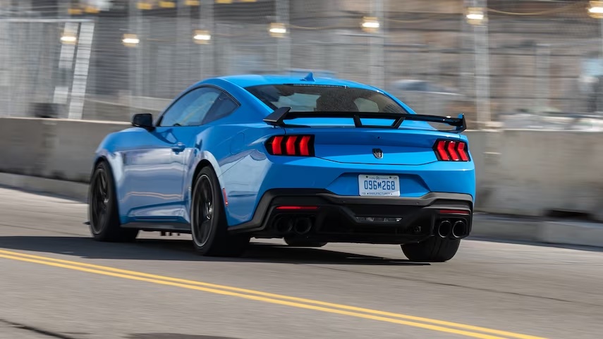 L’attribut alt de cette image est vide, son nom de fichier est 2024-Ford-Mustang-Dark-Horse-First-Ride-07.jpeg.